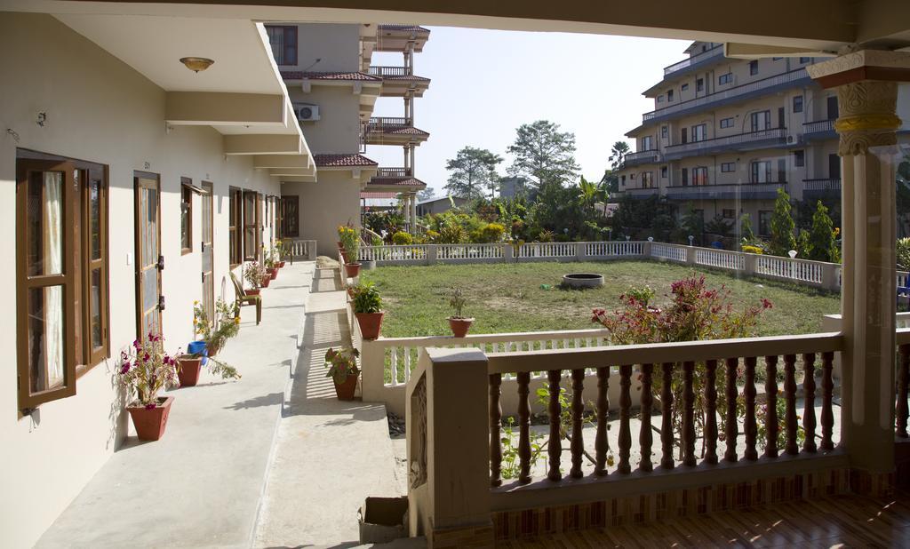 Hotel Royal Safari Sauraha Exterior photo