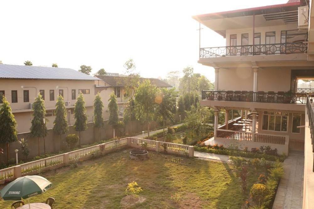 Hotel Royal Safari Sauraha Exterior photo