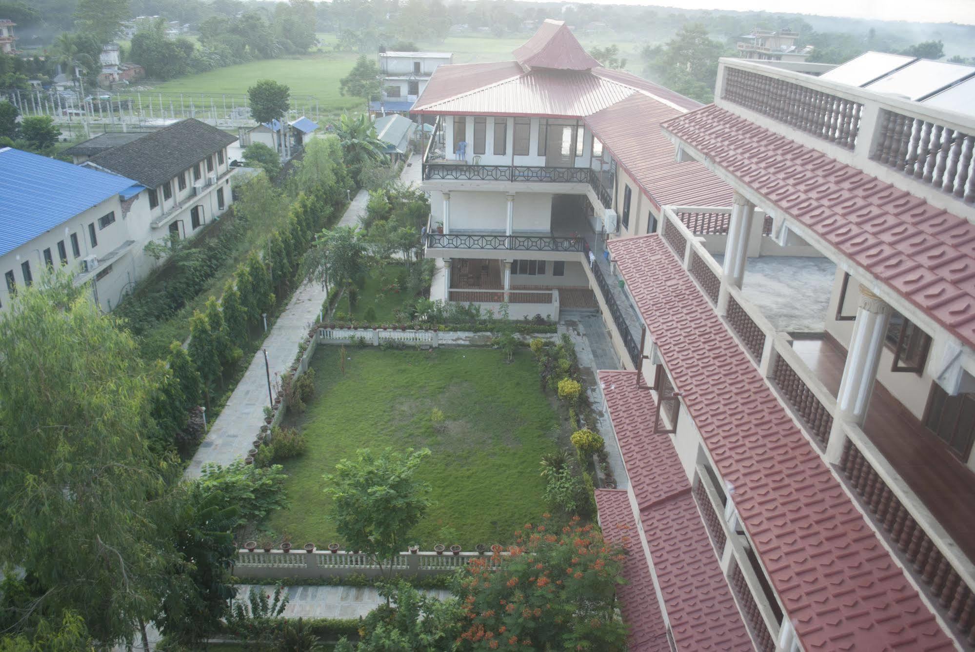 Hotel Royal Safari Sauraha Exterior photo