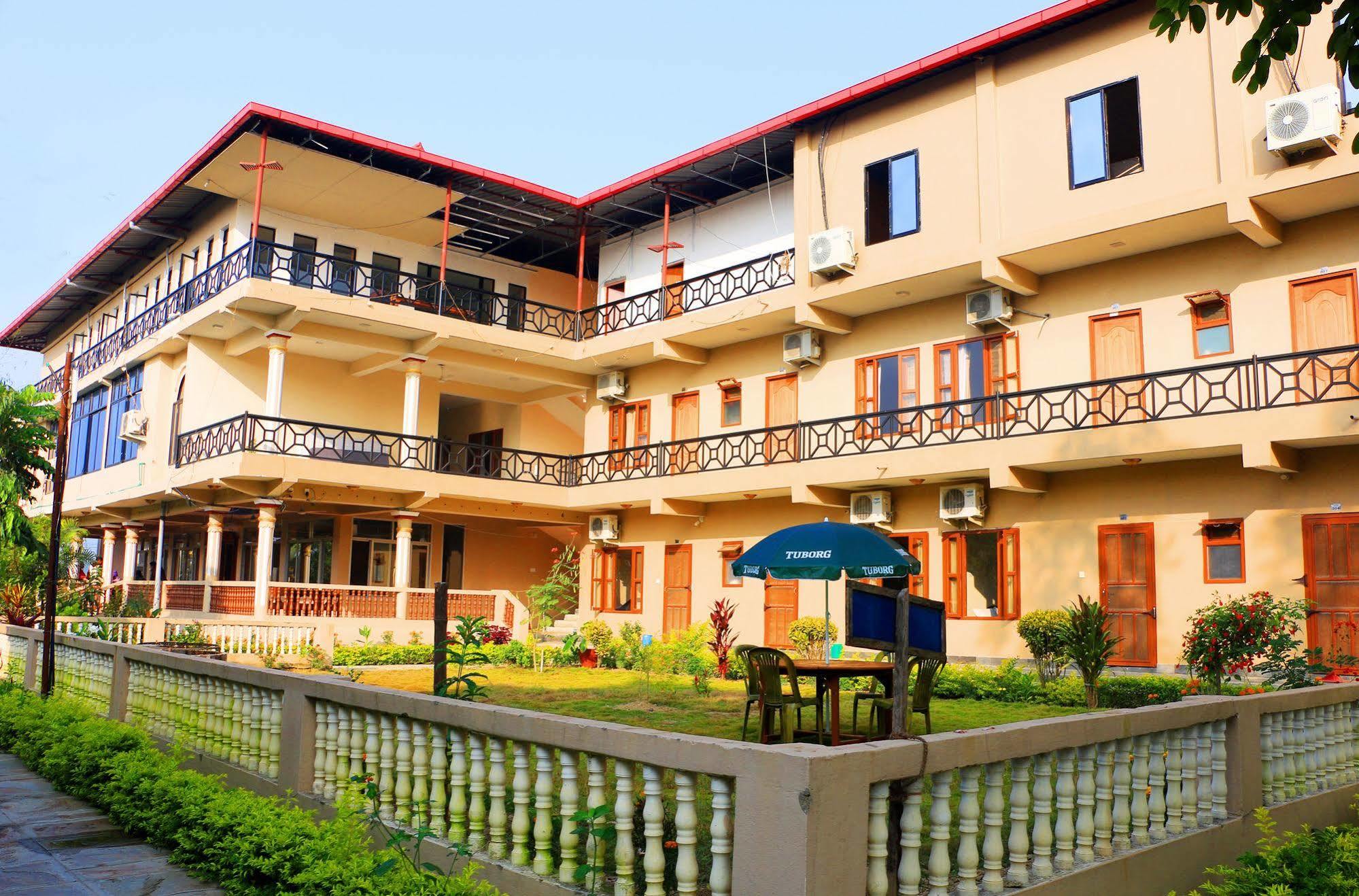 Hotel Royal Safari Sauraha Exterior photo